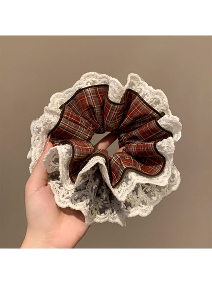 Gifty - Elegant Lace Trimmed Scrunchie