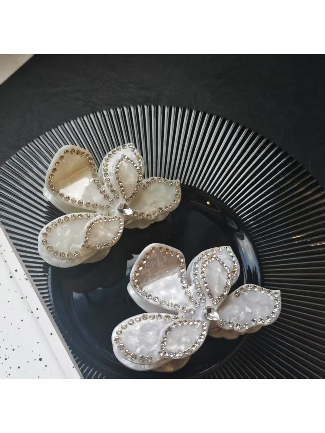 Beau - Chic Petal Shaped Hair Claw Clip