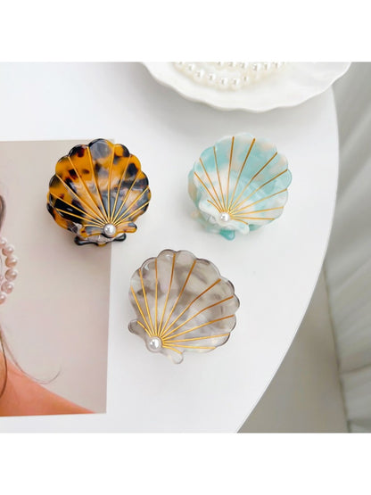 Close-up of Beau shell shaped hair claw clip showing curved teeth
