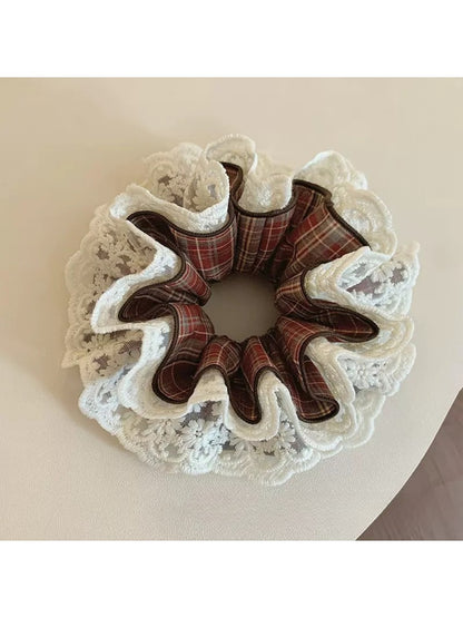 Gifty - Elegant Lace Trimmed Scrunchie