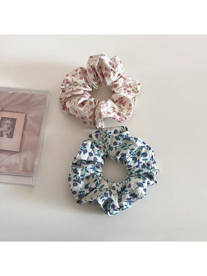 Gifty - Delicate Small Floral Pattern Scrunchie