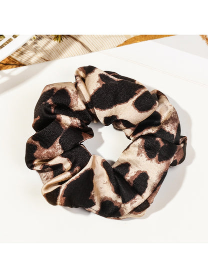 Gifty - Fashionable Leopard Print Scrunchie