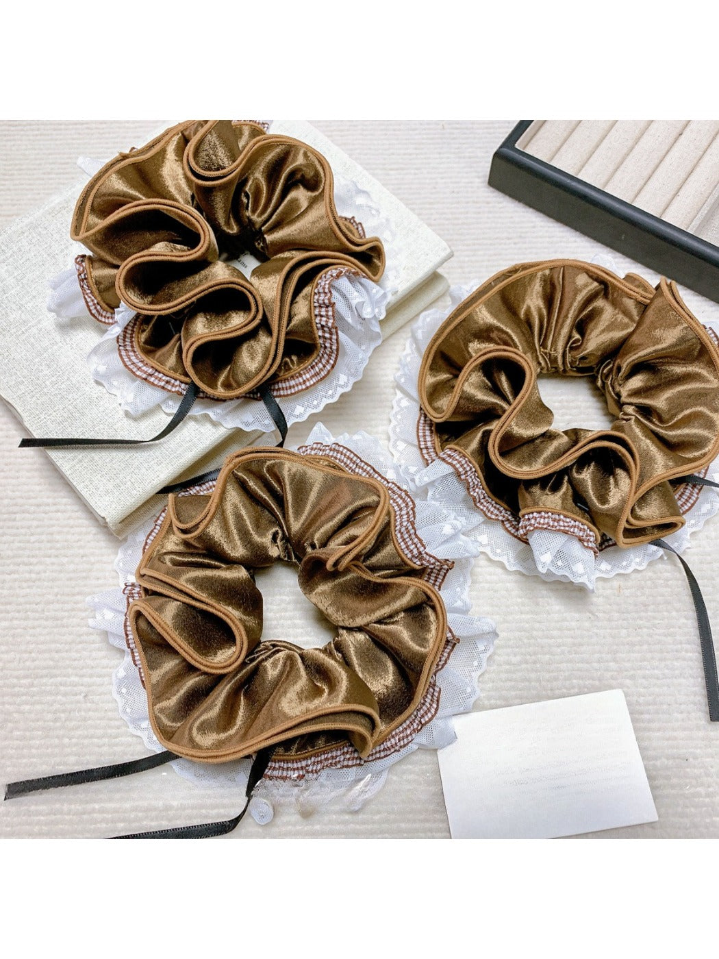 Gifty - Retro Pretty Brown Scrunchie