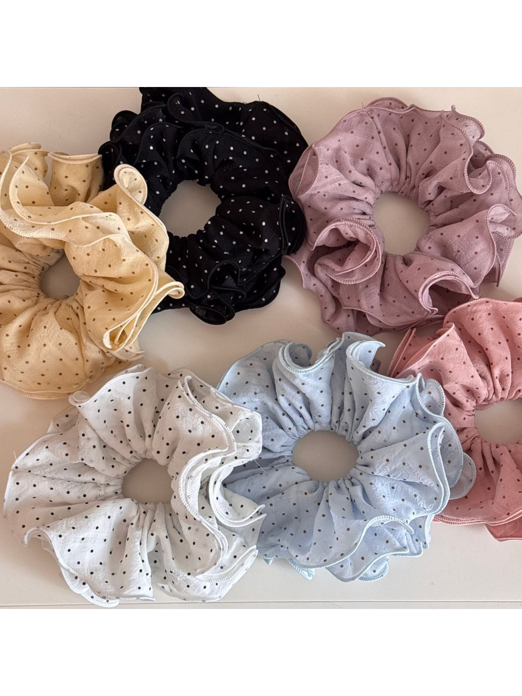 Gifty - Polka Dot Ruffle Trim Fabric Scrunchie