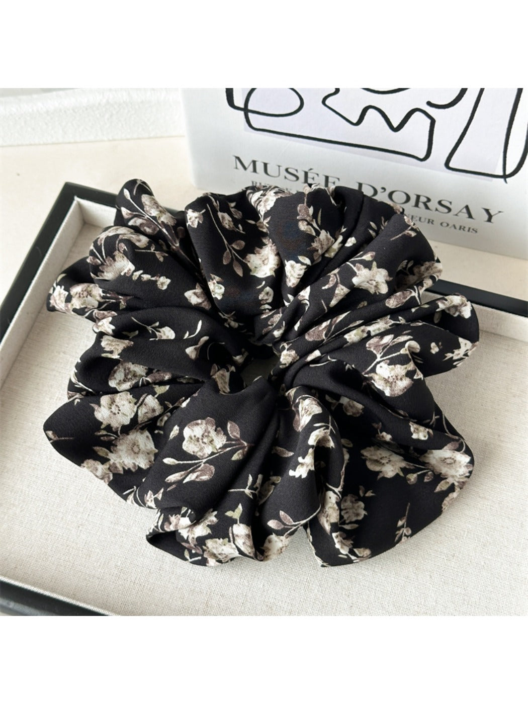 Gifty - Elegant Floral Pattern Scrunchie