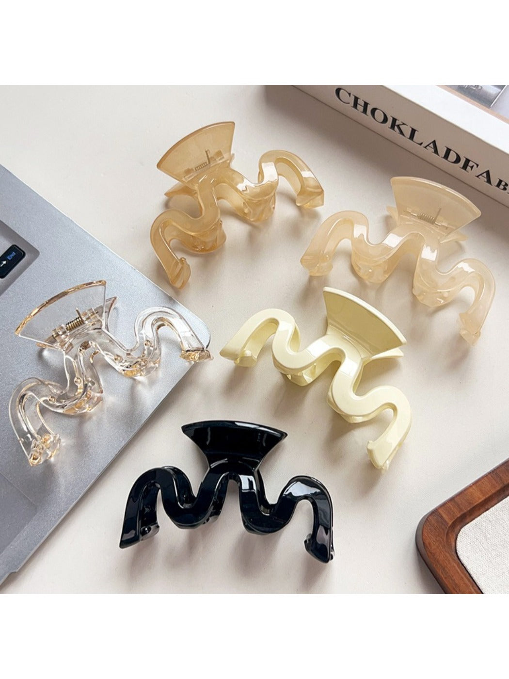 Side view of Beau minimalist hair claw clip highlighting wave design
