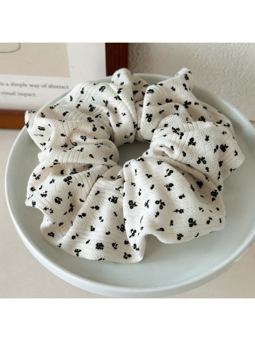 Gifty - Trendy Floral Hair Scrunchie