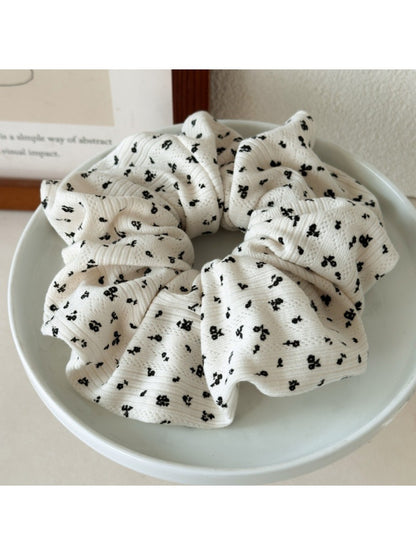 Gifty - Trendy Floral Hair Scrunchie
