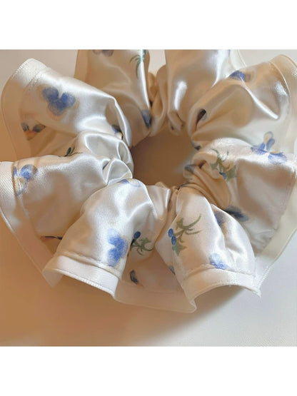 Gifty - Elegant Satin Floral Scrunchie