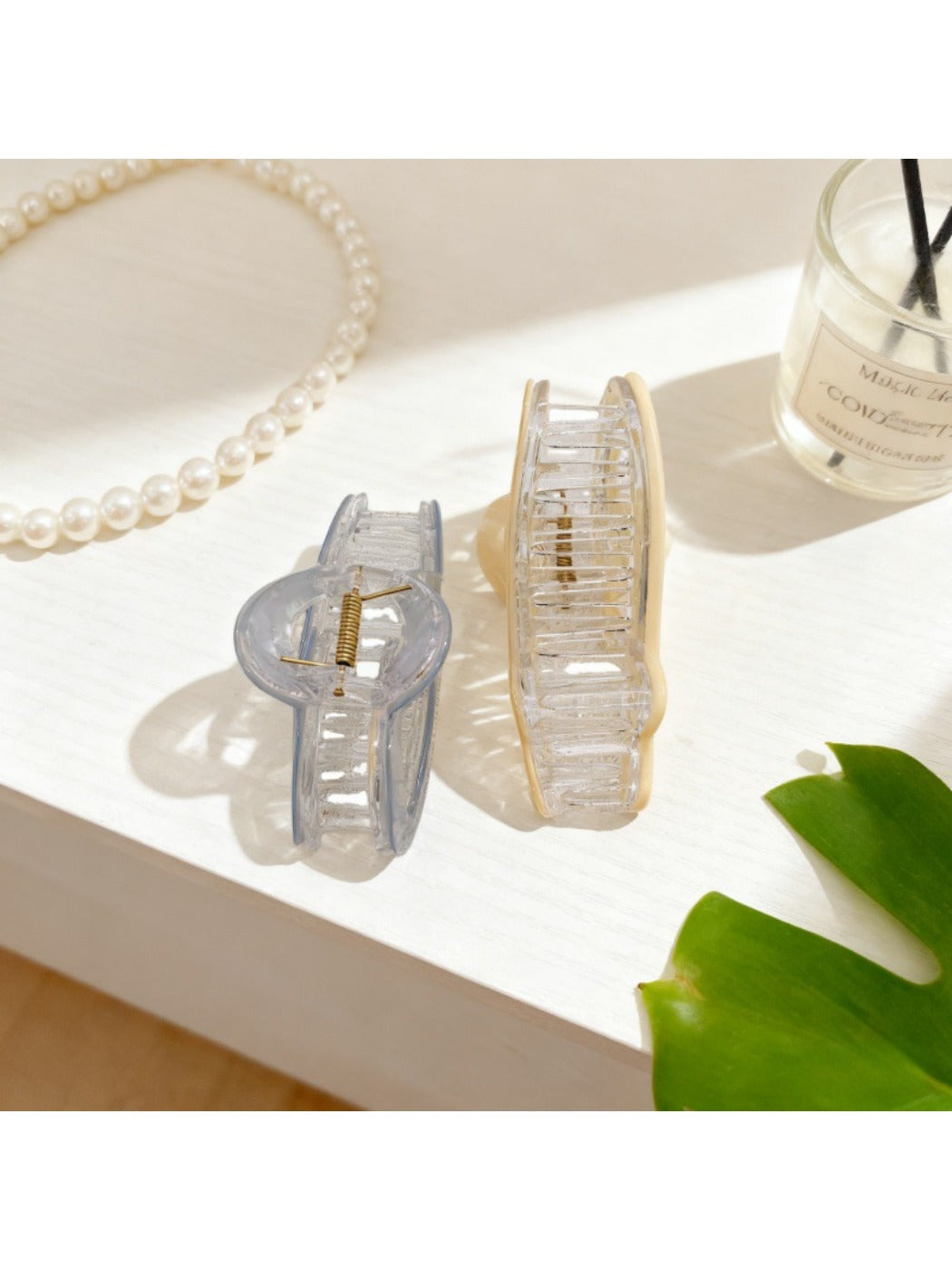 Close-up of Beau heart shape hair claw teeth and hinge