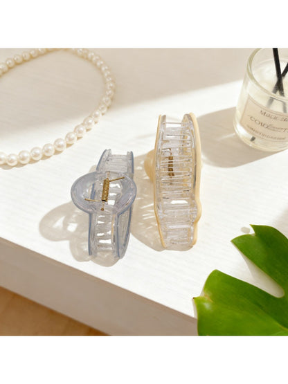 Close-up of Beau heart shape hair claw teeth and hinge