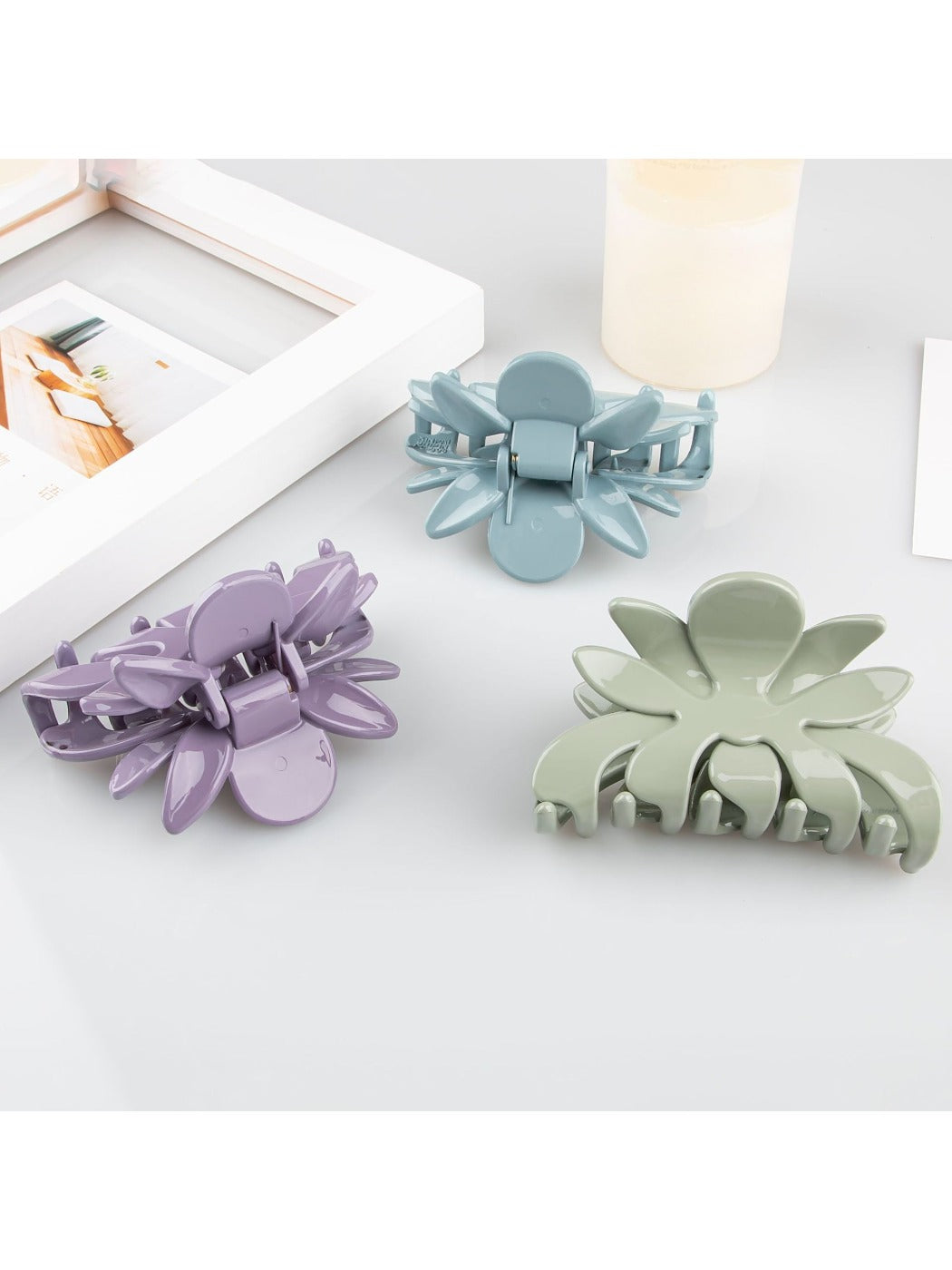 Beau - Minimalist Solid Color Flower Shaped Claw Clip