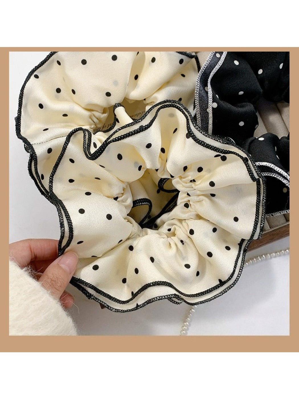 Gifty - Elegant Polka Dot Scrunchie