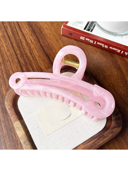 Beau claw clip holding hair in a half-up hairstyle on a model