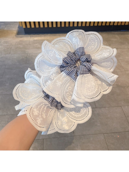 Gifty - Lace Cut-Out Scrunchie