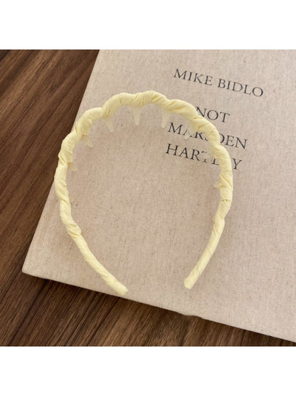 Top view of Gifty elegant wavy headband emphasizing smooth fabric finish