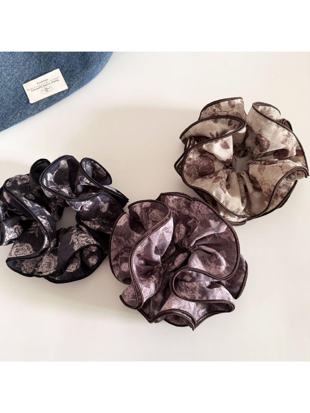 Gifty - Vintage Rose Print Scrunchie