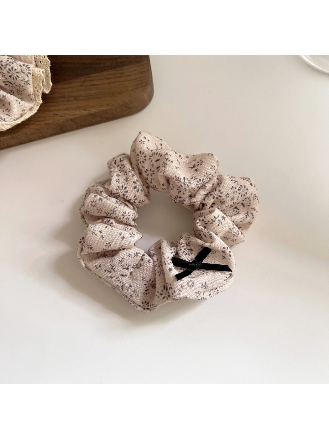 Gifty - Light toned Ruffle Scrunchie