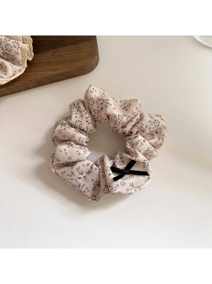 Gifty - Light toned Ruffle Scrunchie
