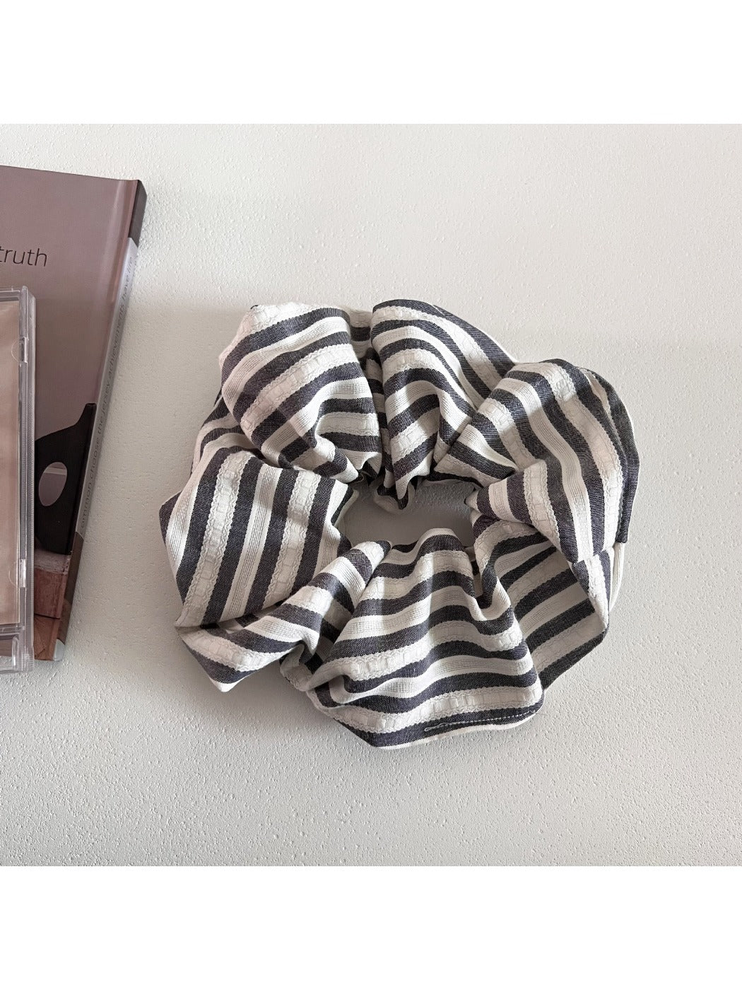 Gifty - Minimalist Colorful Striped Scrunchie
