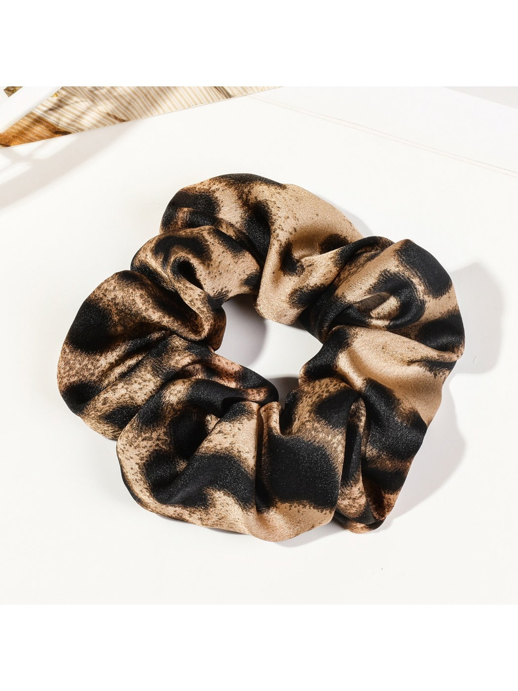 Gifty - Fashionable Leopard Print Scrunchie