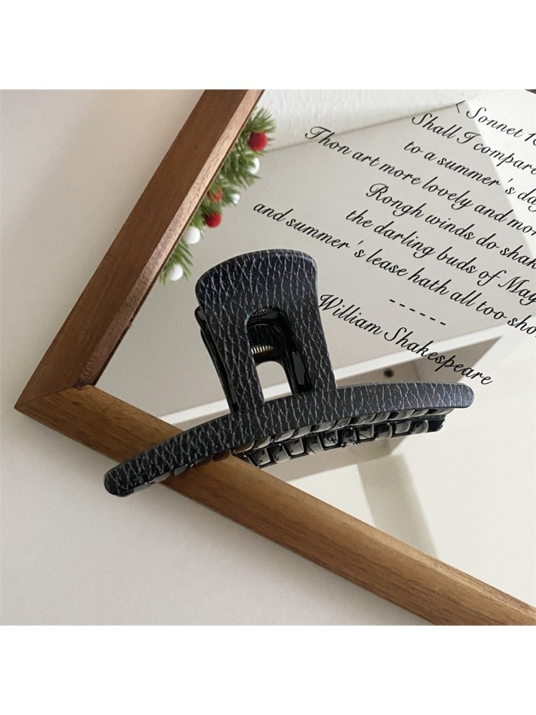 Beau - Elegant Black Claw Clip