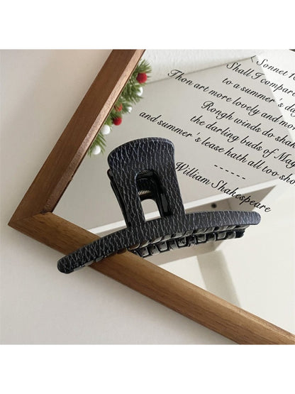 Beau - Elegant Black Claw Clip