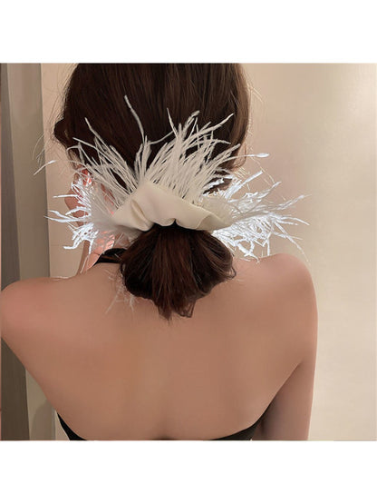 Gifty - Floating Feather Elegant Scrunchie