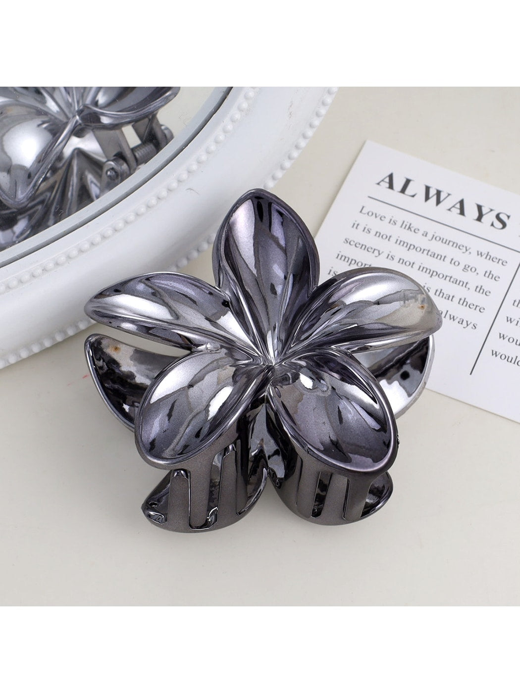 Beau - Petal Shape Plastic Alloy Fashion Claw Clip