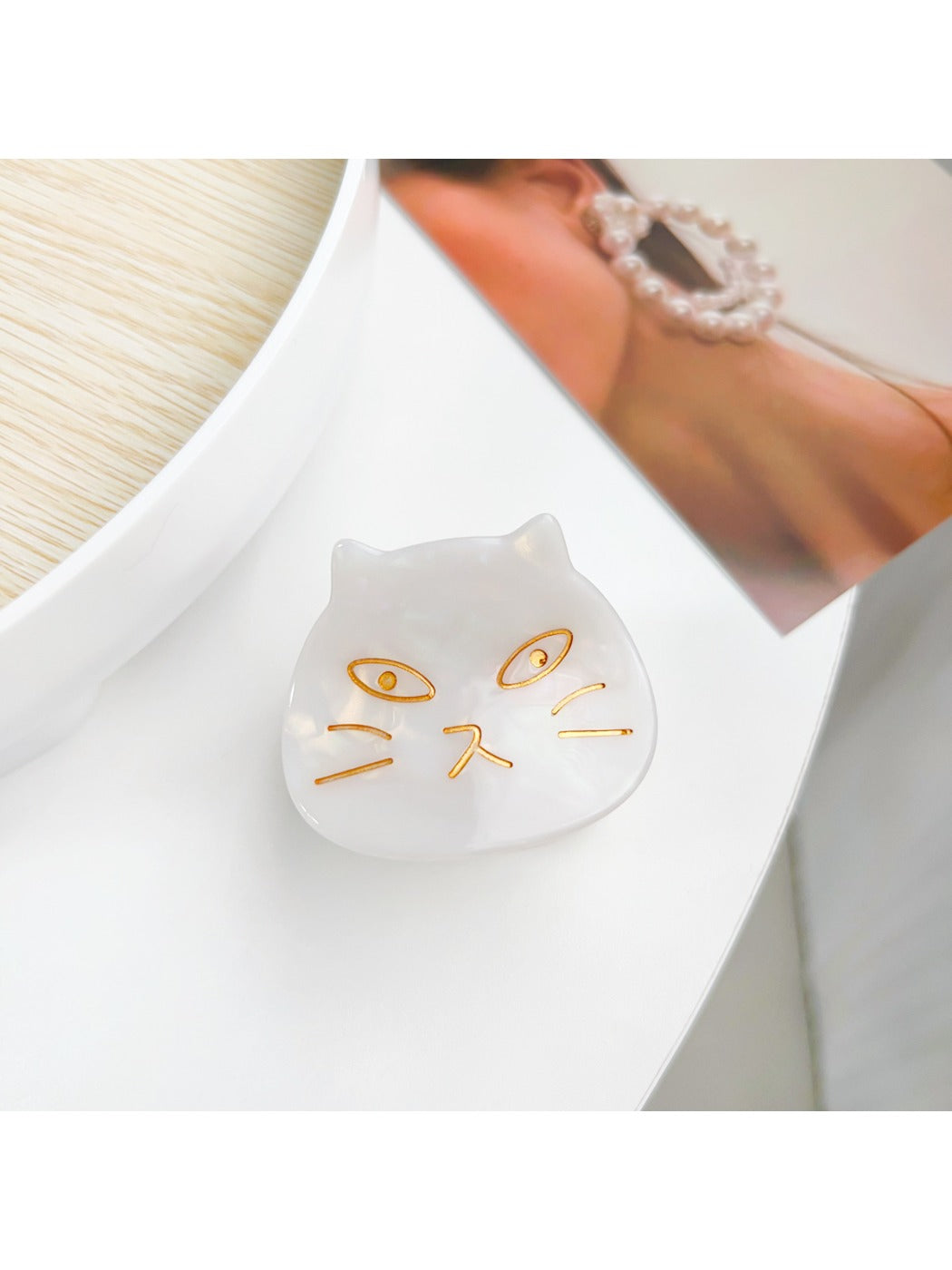 Beau cat shaped hair claw clip with light reflection on black surface