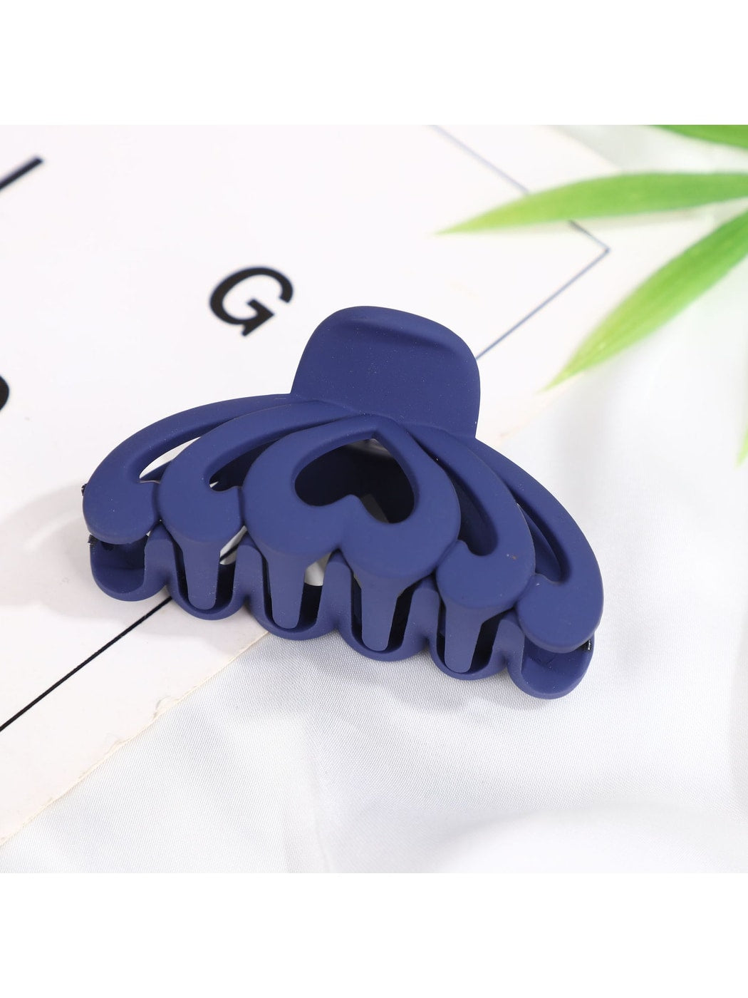 Beau - Matte Plastic Geometric Everyday Hair Claw Clip