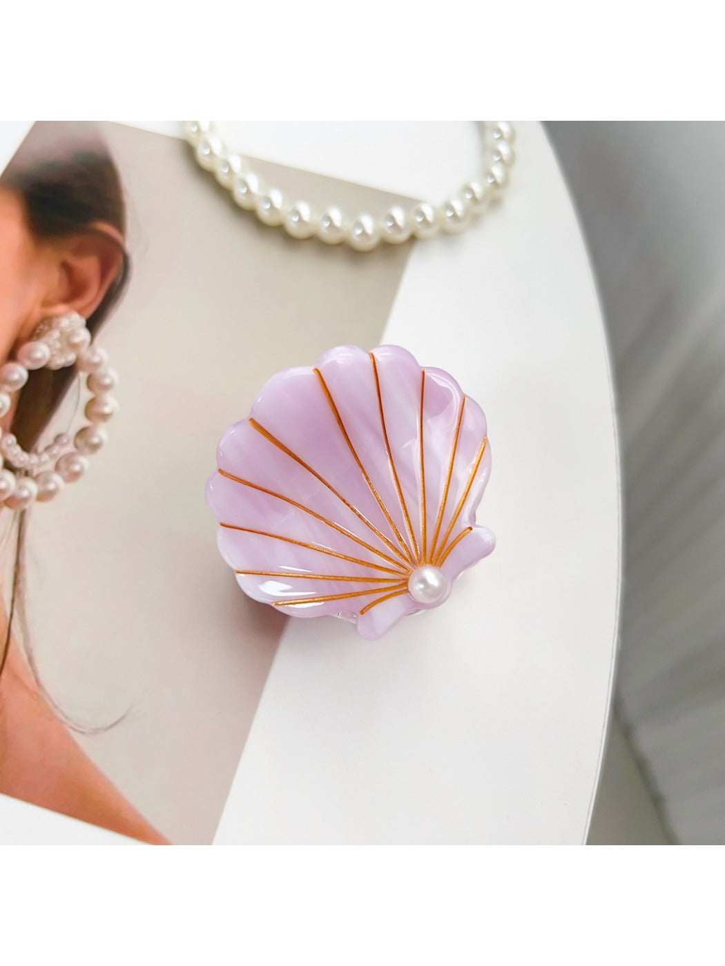 Beau shell shaped hair claw clip open to show inner teeth and hinge