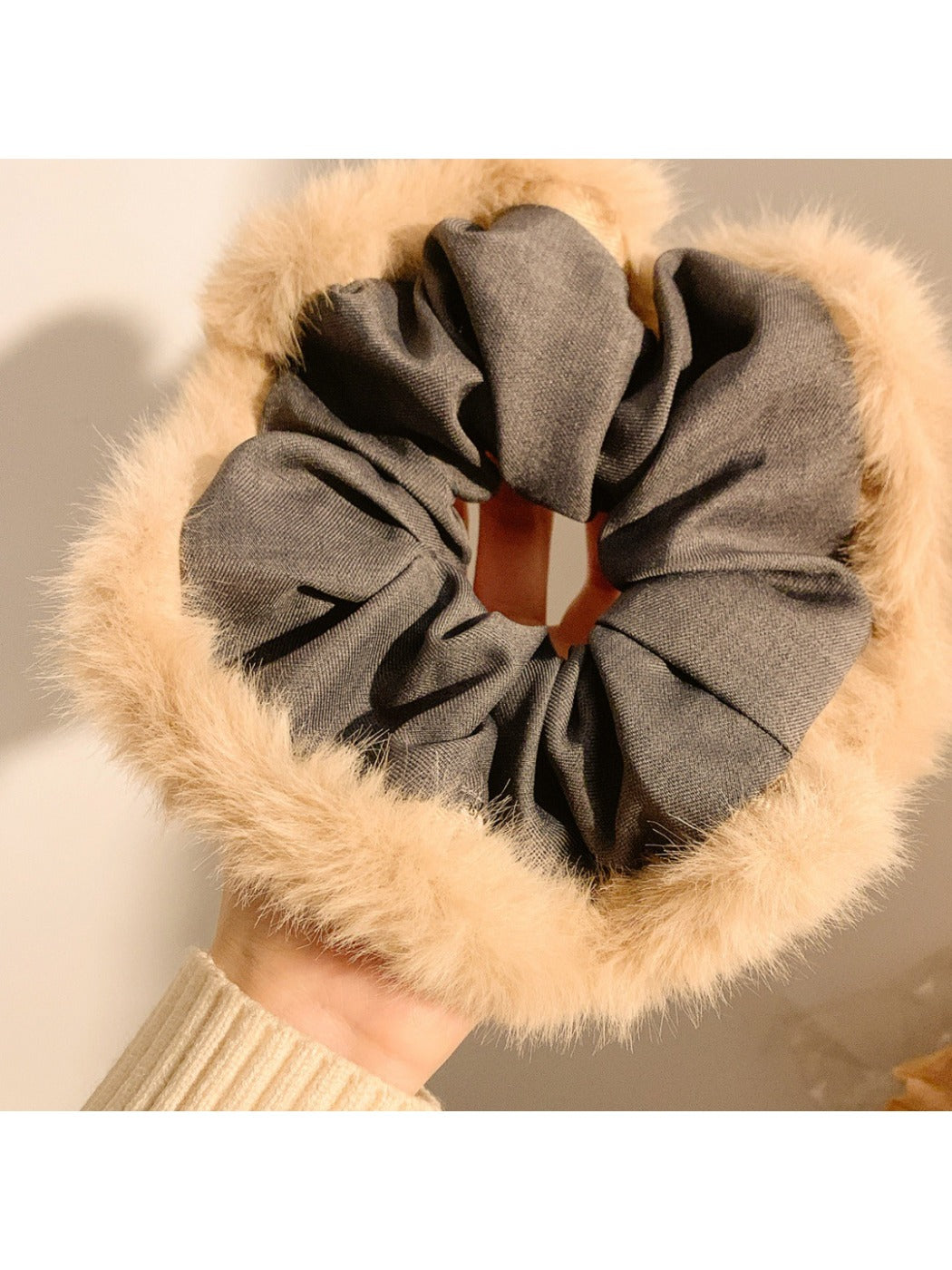 Gifty - Plush Edge Splicing Hair Loop