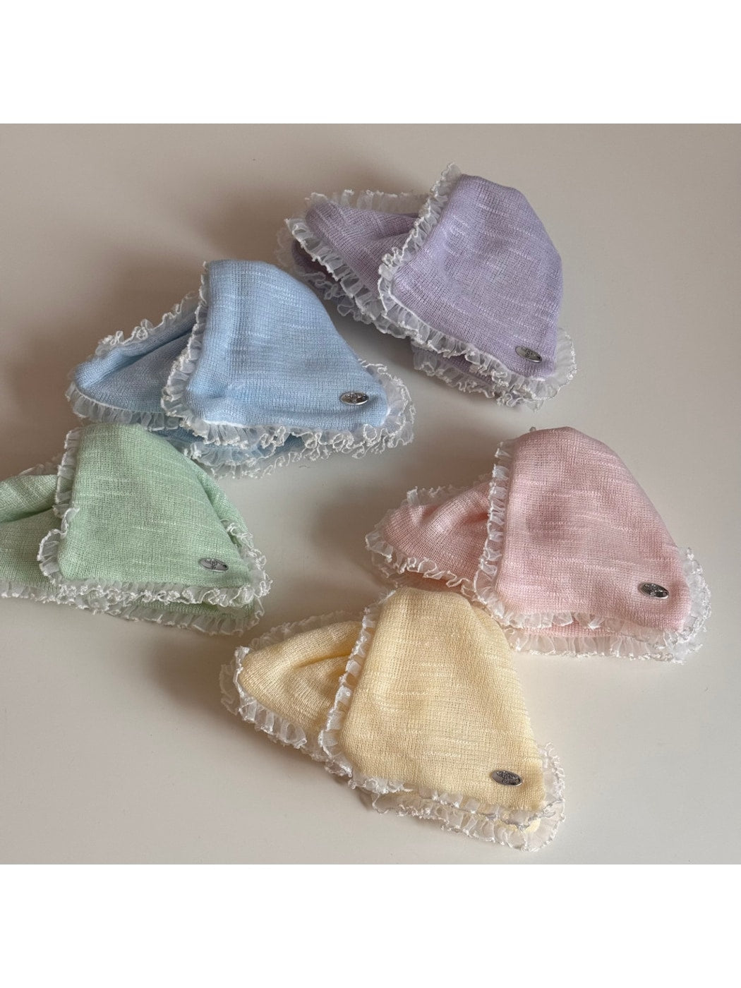 Beau - Sweet Style Triangle Ruffle Edge Claw Clip