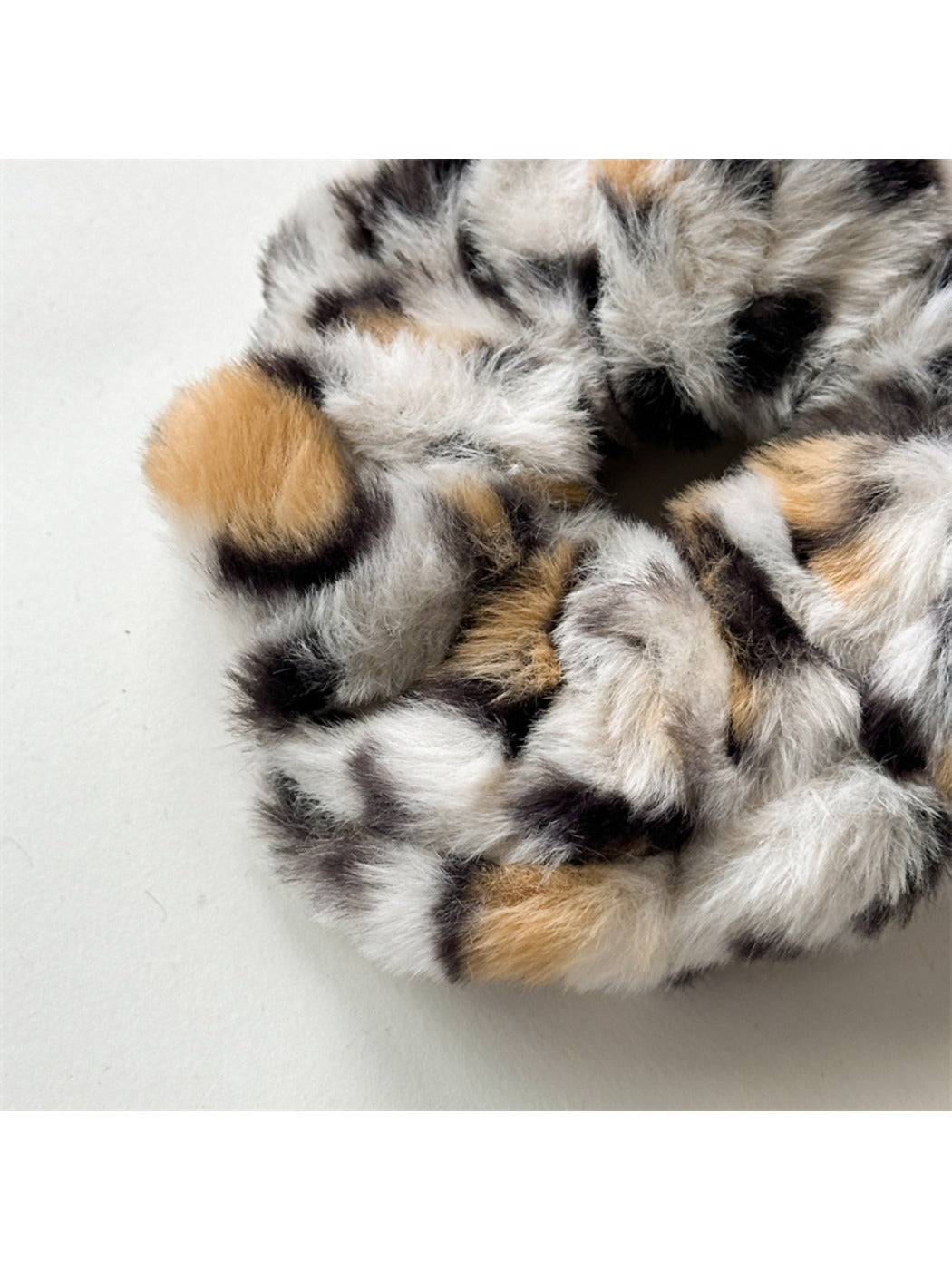 Gifty - Plush Scrunchie Hair Tie