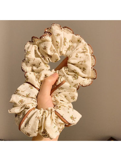 Gifty - Lace-Trimmed Floral Pattern Scrunchie