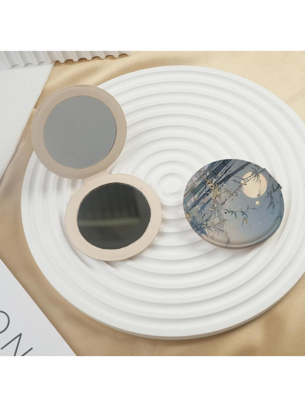 Mirroray - Vintage Scenery Patterned Round Compact Mirror