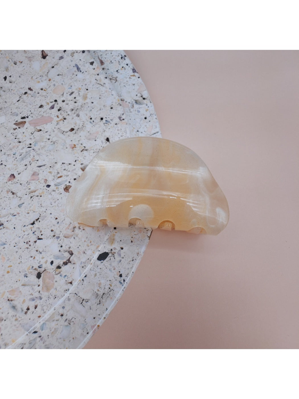 Beau hair clip with gradient colors from pink to blue in acrylic material