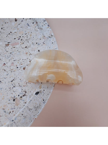 Beau hair clip with gradient colors from pink to blue in acrylic material