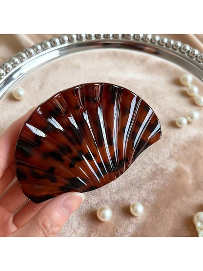 Beau - Vintage Leopard Print Shell Shaped Claw Clip
