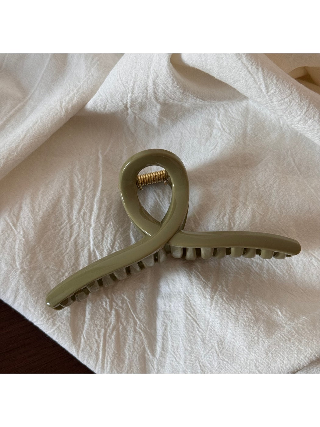 Beau - Glossy Sculpted Plastic Hair Styling Claw Clip