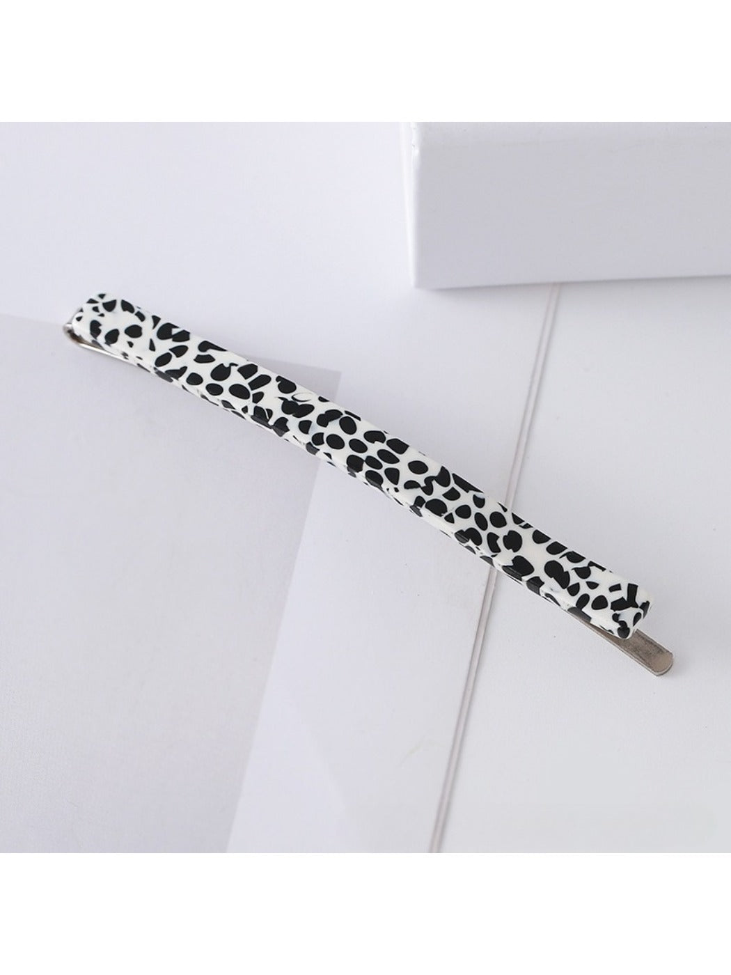 Beau - Chic Minimalist Square Hair Clip