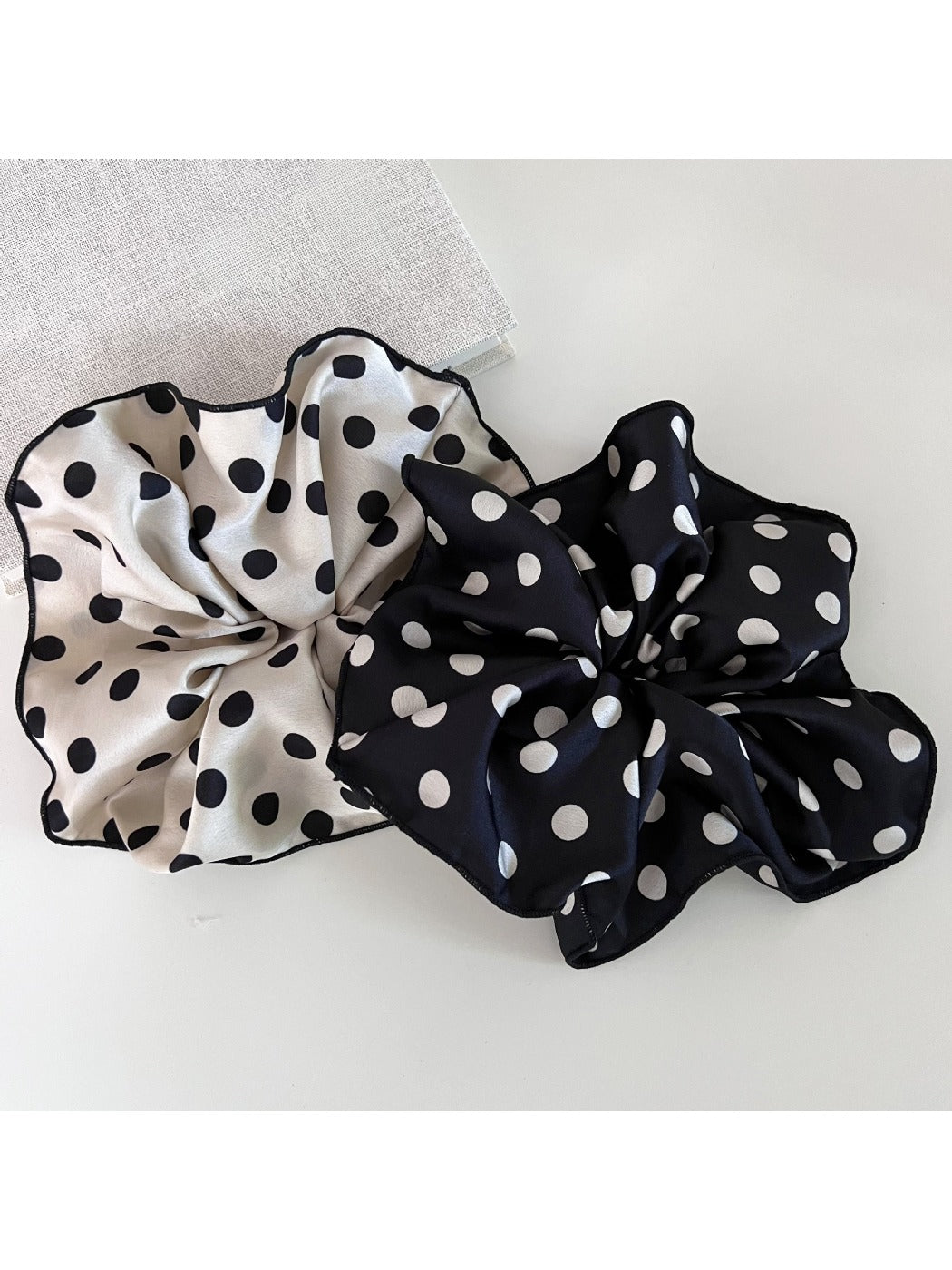 Gifty - Solid Polka Dot Ruffle Scrunchie