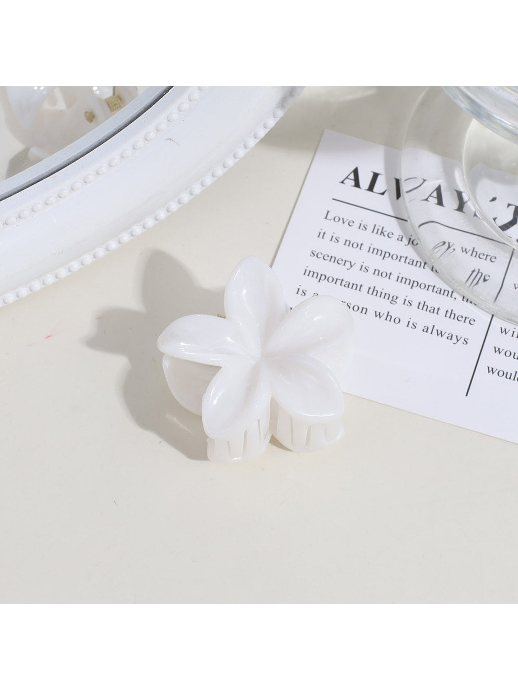Beau - Petal Shape Plastic Alloy Fashion Claw Clip