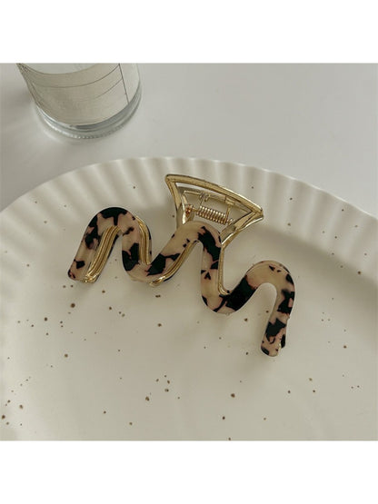 Beau vintage wave line claw clip with glossy finish and wave pattern