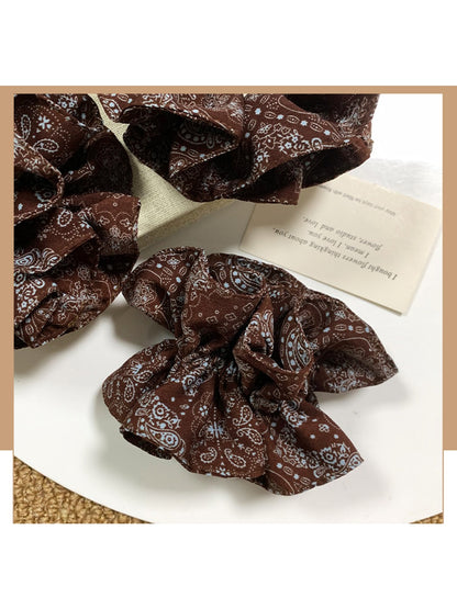 Gifty - Lazy Cashew Flower Scrunchie