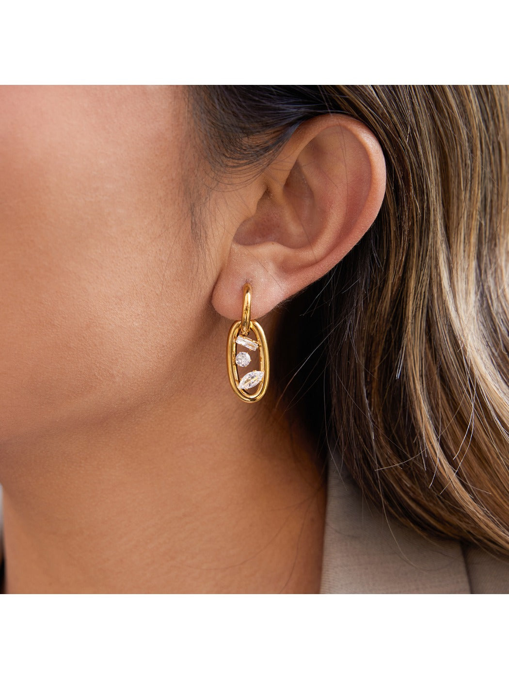 Earedge - White Interlocking Hoop Earrings