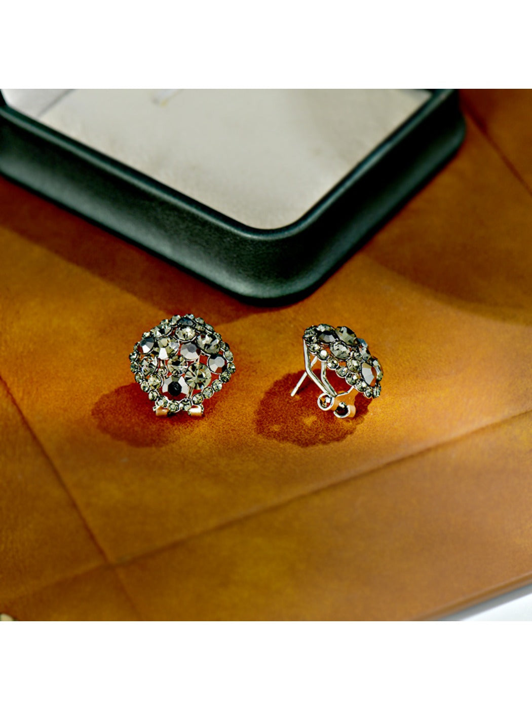 Earedge - Versatile Openwork Quadrilateral Earrings