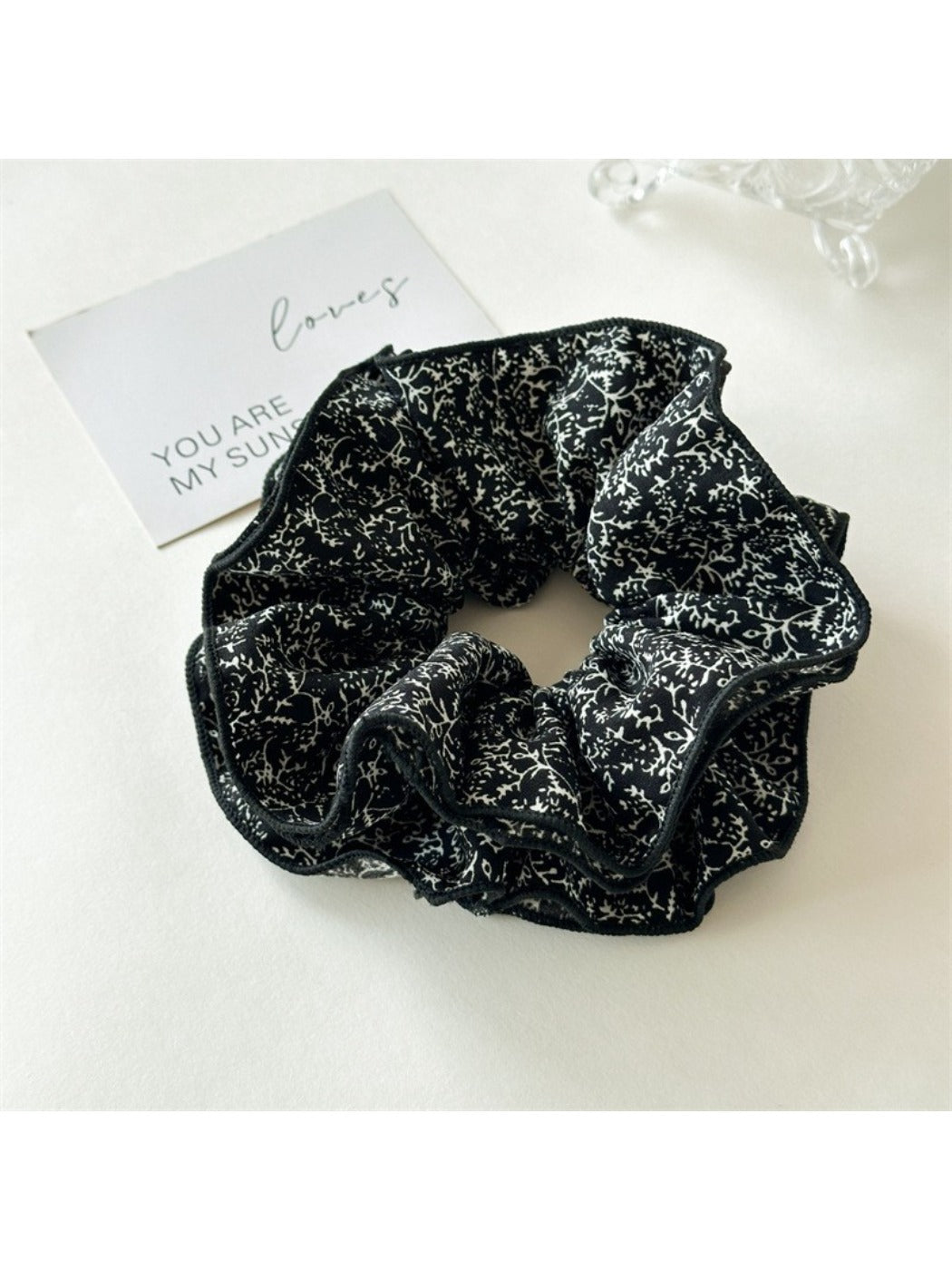 Gifty - Elegant Retro Floral Print Scrunchie