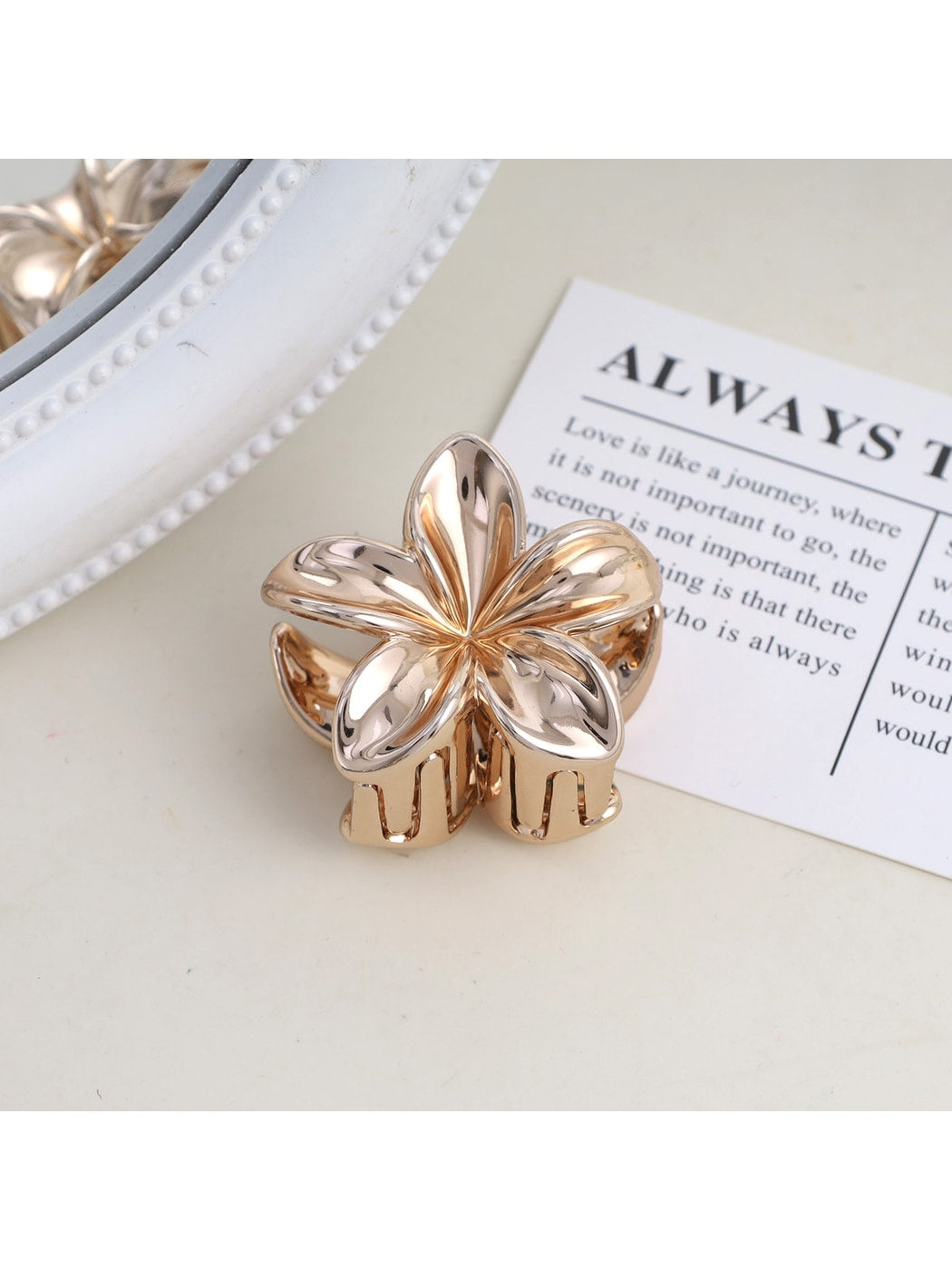 Beau - Petal Shape Plastic Alloy Fashion Claw Clip